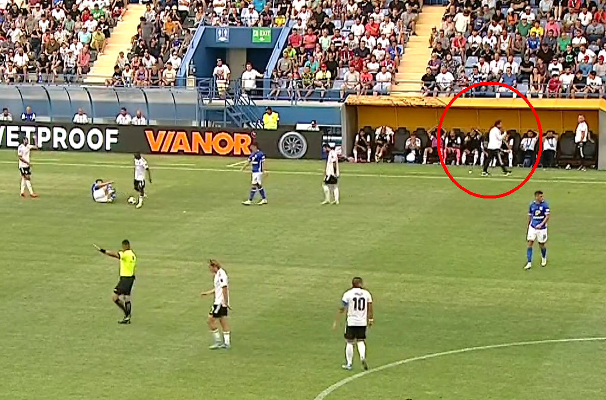 Repriză de coșmar pentru Marius Croitoru, la debutul oficial pe banca lui FCU » De ce a fost trimis în tribune înaintea pauzei