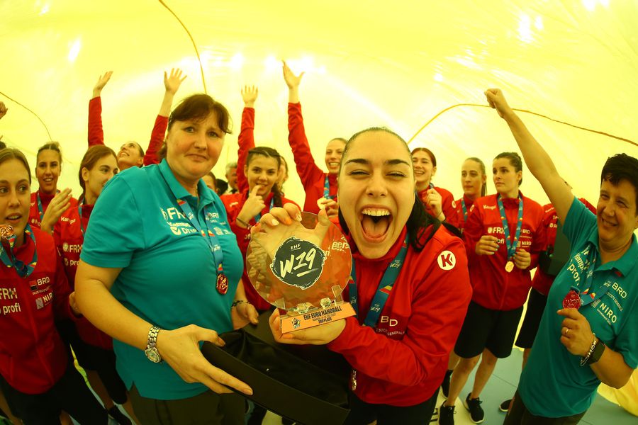 Fetele din naționala feminină U19 vor medalie și la Mondial!+ Cum au sărbătorit bronzul: „Am dansat și am dat muzica tare!”