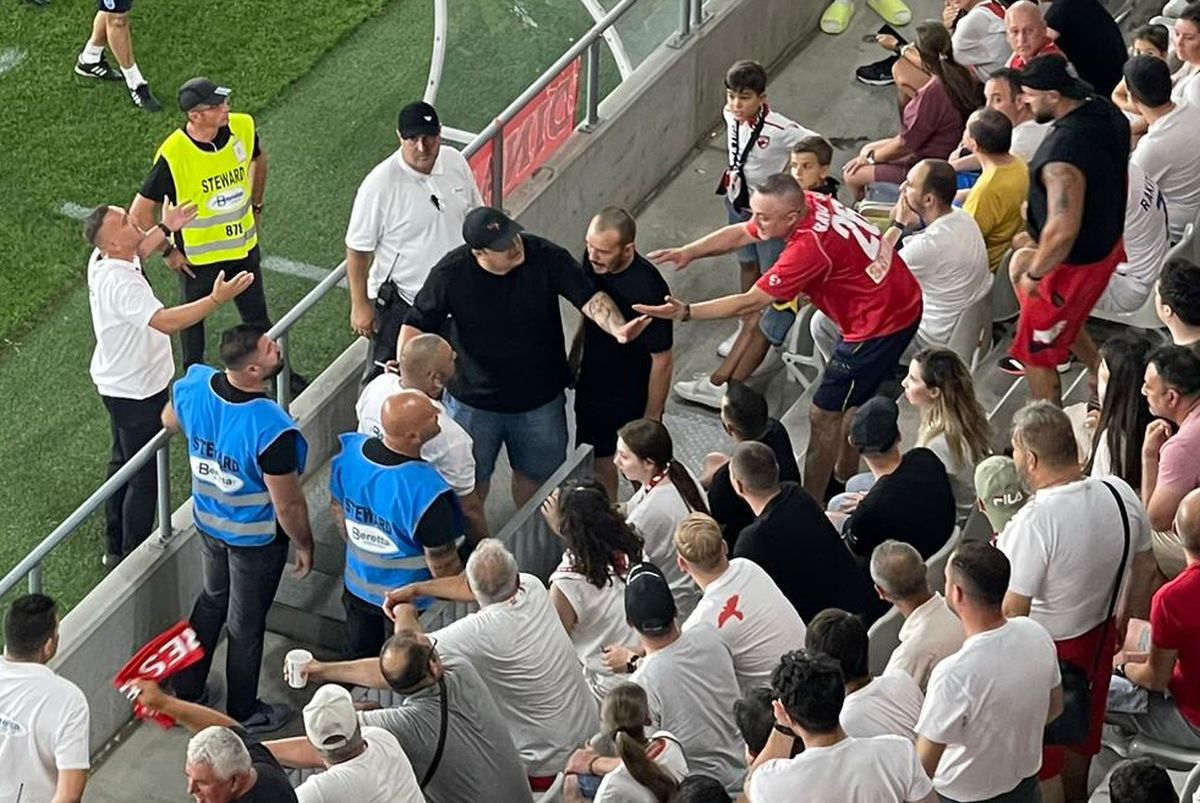 Fotbalistul-ultras » A jucat la Dinamo sezonul trecut, acum a încurajat echipa din Peluza Sud, la meciul cu Craiova