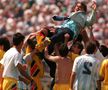 Iulian Chiriță (primul din stânga, în tricou alb) în bucuria tricolorilor de după victoria cu Argentina din optimile Mondialului din 1994