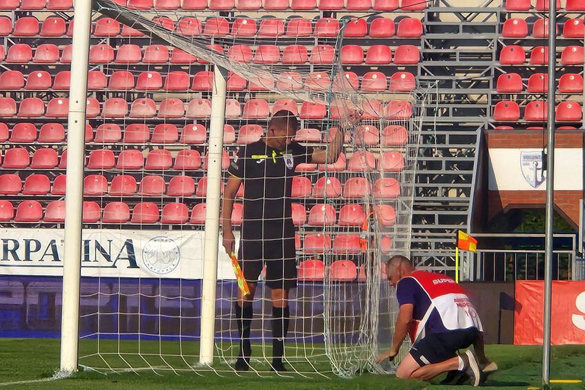 Un angajat fixa plasa porții la ora la care Voluntari - FC Botoșani trebuia să se joace // foto: Raed Krishan, GSP