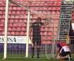 Un angajat fixa plasa porții la ora la care Voluntari - FC Botoșani trebuia să se joace // foto: Raed Krishan, GSP