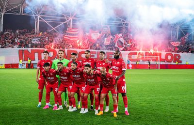 9 detalii de la Dinamo - Universitatea Craiova » Gestul colegilor și al fanilor pentru Ahmed Bani + „Serie B” vs „Știința nu sunteți voi!” + semn de întrebare pentru Derby de România