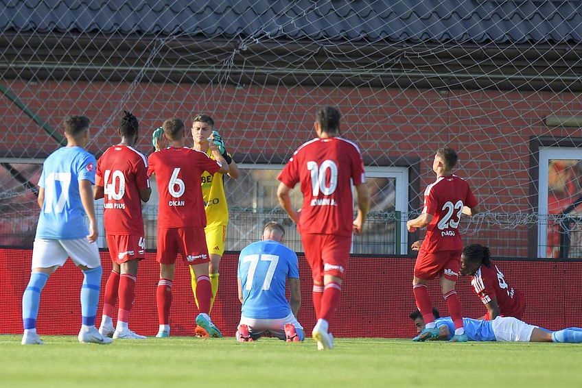 Ducan, felicitat de colegi după ce a apărat un penalty în FC Voluntari - FC Botoșani // foto: Raed Krishan, GSP