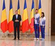 Președintele Klaus Iohannis și purtătorii steagului, Ionela și Marius Cozmiuc Foto: Raed Krishan