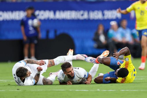 Maximiliano Araujo, Mathias Olivera (Uruguay) și Jhon Arias (Columbia), întinși pe teren, la Charlotte, Carolina de Nord, în timpul Copei America Foto: Imago Images