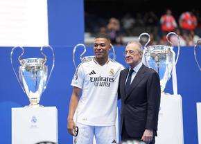 Suma STRATOSFERICĂ investită de Florentino Perez în achiziții „galactice”. Președintele lui Real Madrid putea cumpăra azi loturile echipelor din Manchester!