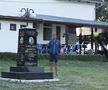 Antonio Colamonici privind spre monumentul din cantonamentul de la Snagov, unul dedicat kaiacistului Aurel Vernescu FOTO Cristi Preda