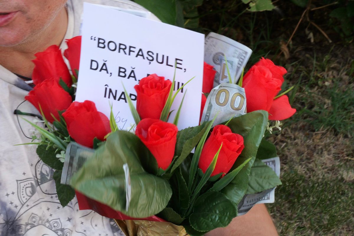 Elena Udrea a ieșit pe poarta Penitenciarului Târgșor, după 3 ani de detenție: „N-aș mai face Gala Bute” + „Îi mulțumesc lui Gigi Becali!” » Întâmpinată cu flori din plastic și bancnote