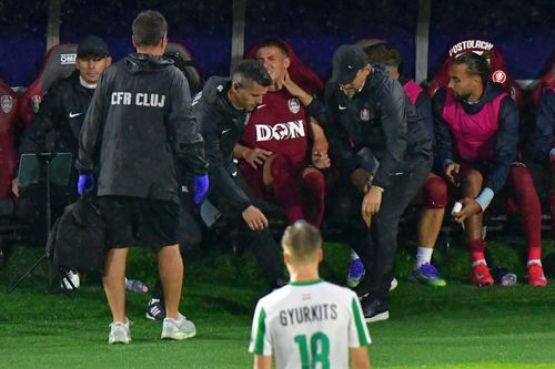 FOTO Dublă lovitură pentru CFR Cluj » Doi titulari s-au accidentat și au ieșit în chinuri în primele minute