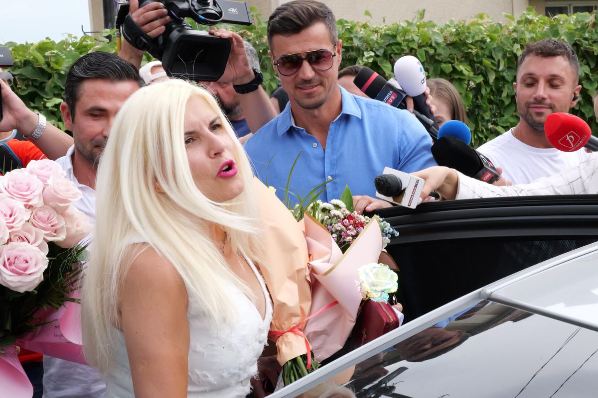 Elena Udrea a ieșit pe poarta Penitenciarului Târgșor, după 3 ani de detenție: „N-aș mai face Gala Bute” + „Îi mulțumesc lui Gigi Becali!” » Întâmpinată cu flori din plastic și bancnote