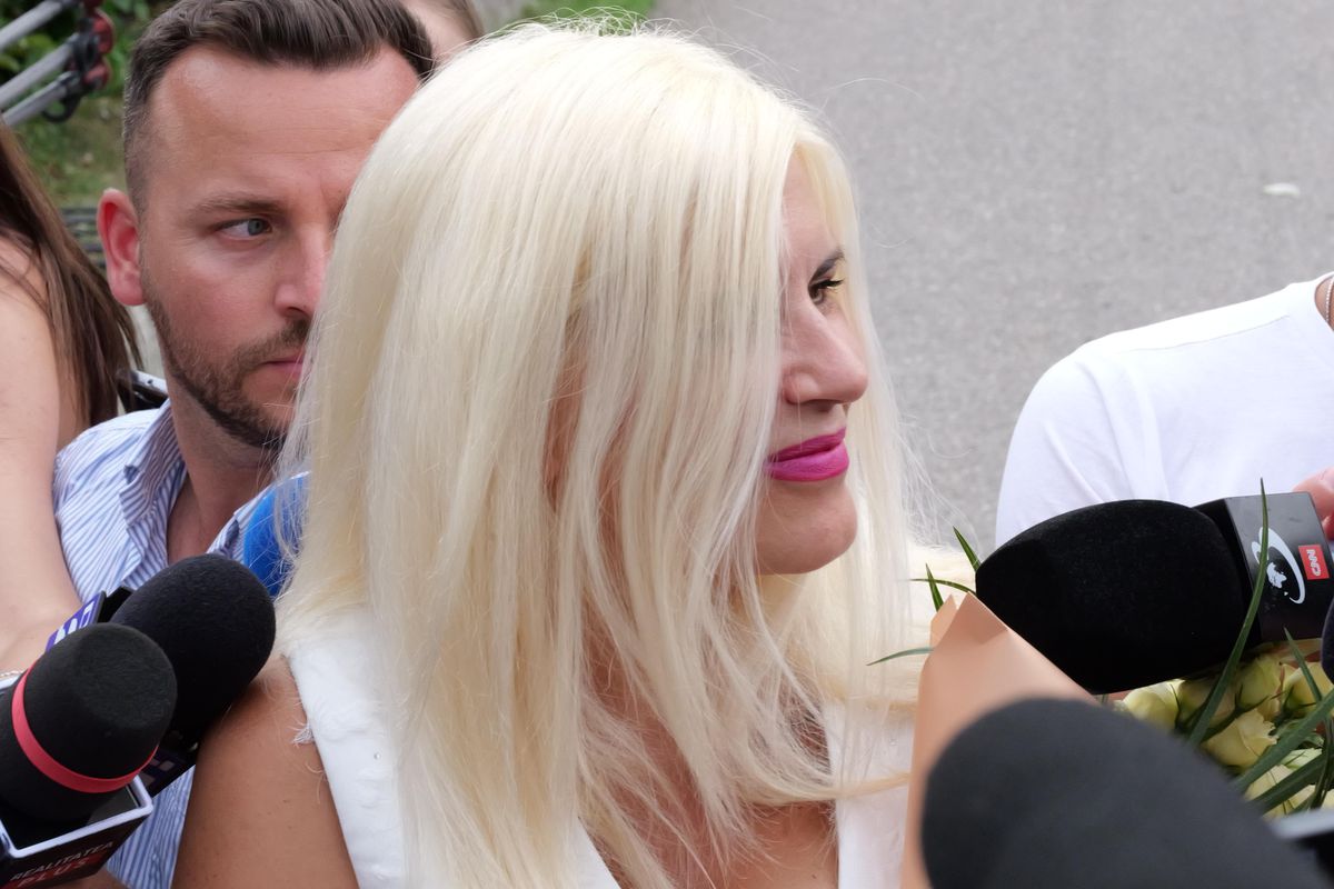 Elena Udrea a ieșit pe poarta Penitenciarului Târgșor, după 3 ani de detenție: „N-aș mai face Gala Bute” + „Îi mulțumesc lui Gigi Becali!” » Întâmpinată cu flori din plastic și bancnote