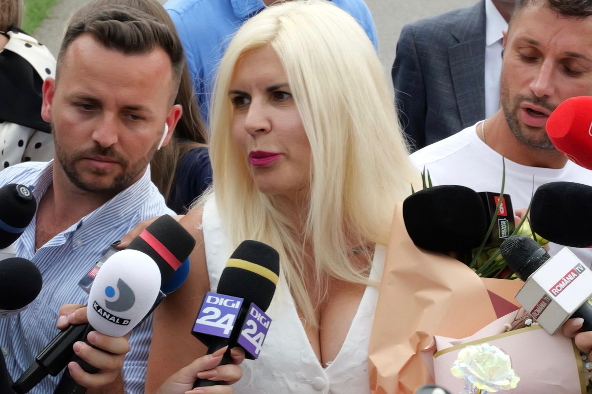 Elena Udrea a ieșit pe poarta Penitenciarului Târgșor, după 3 ani de detenție: „N-aș mai face Gala Bute” + „Îi mulțumesc lui Gigi Becali!” » Întâmpinată cu flori din plastic și bancnote