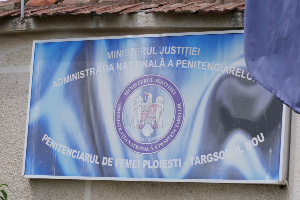 Elena Udrea a ieșit pe poarta Penitenciarului Târgșor, după 3 ani de detenție: „N-aș mai face Gala Bute” + „Îi mulțumesc lui Gigi Becali!” » Întâmpinată cu flori din plastic și bancnote