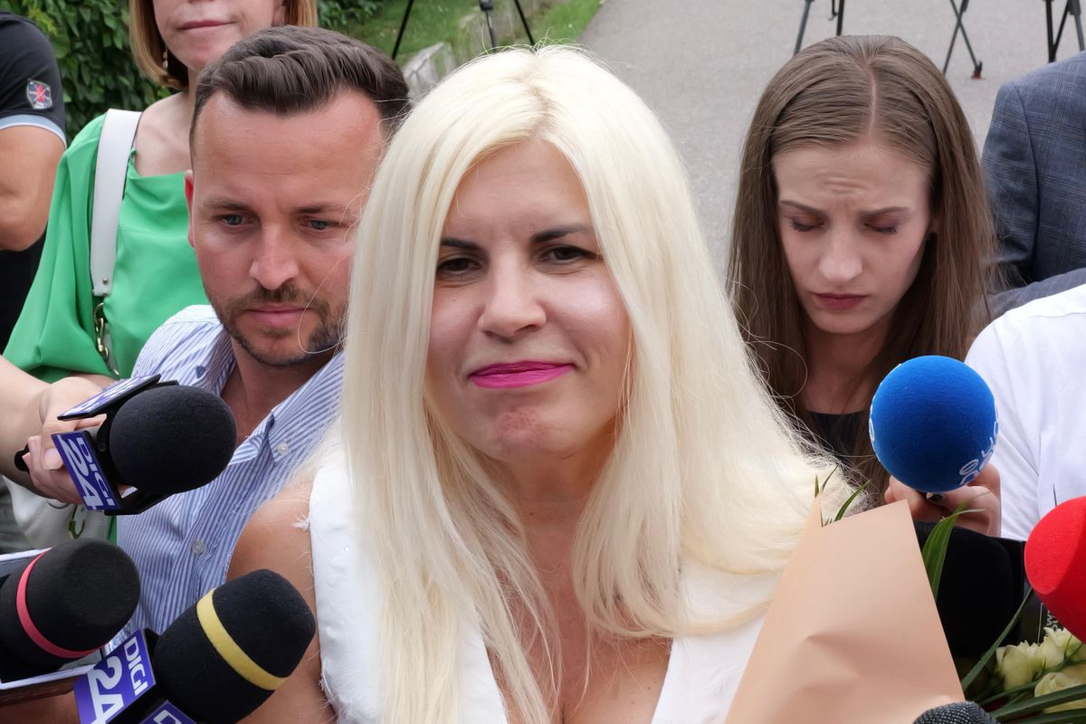 Elena Udrea a ieșit pe poarta Penitenciarului Târgșor, după 3 ani de detenție: „N-aș mai face Gala Bute” + „Îi mulțumesc lui Gigi Becali!” » Întâmpinată cu flori din plastic și bancnote