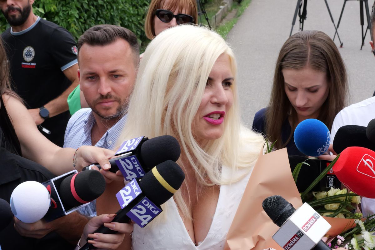 Elena Udrea a ieșit pe poarta Penitenciarului Târgșor, după 3 ani de detenție: „N-aș mai face Gala Bute” + „Îi mulțumesc lui Gigi Becali!” » Întâmpinată cu flori din plastic și bancnote