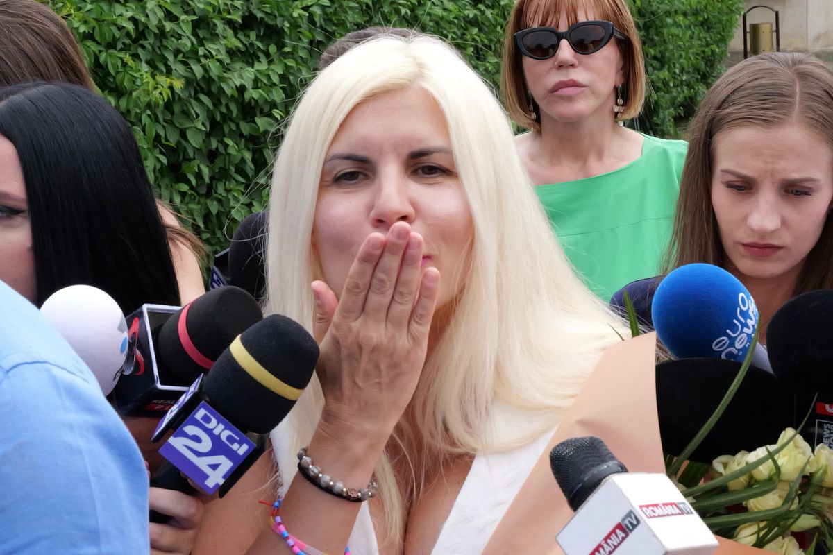 Elena Udrea a ieșit pe poarta Penitenciarului Târgșor, după 3 ani de detenție: „N-aș mai face Gala Bute” + „Îi mulțumesc lui Gigi Becali!” » Întâmpinată cu flori din plastic și bancnote