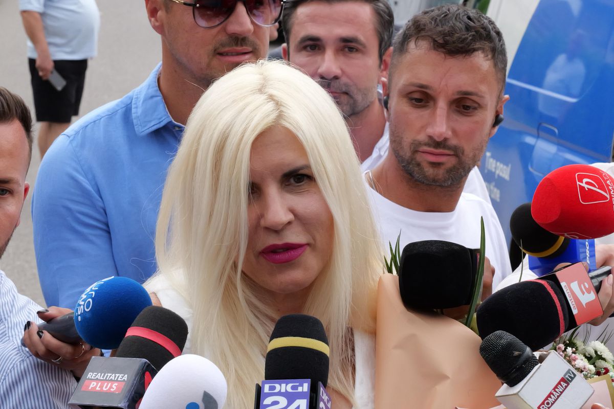 Elena Udrea a ieșit pe poarta Penitenciarului Târgșor, după 3 ani de detenție: „N-aș mai face Gala Bute” + „Îi mulțumesc lui Gigi Becali!” » Întâmpinată cu flori din plastic și bancnote