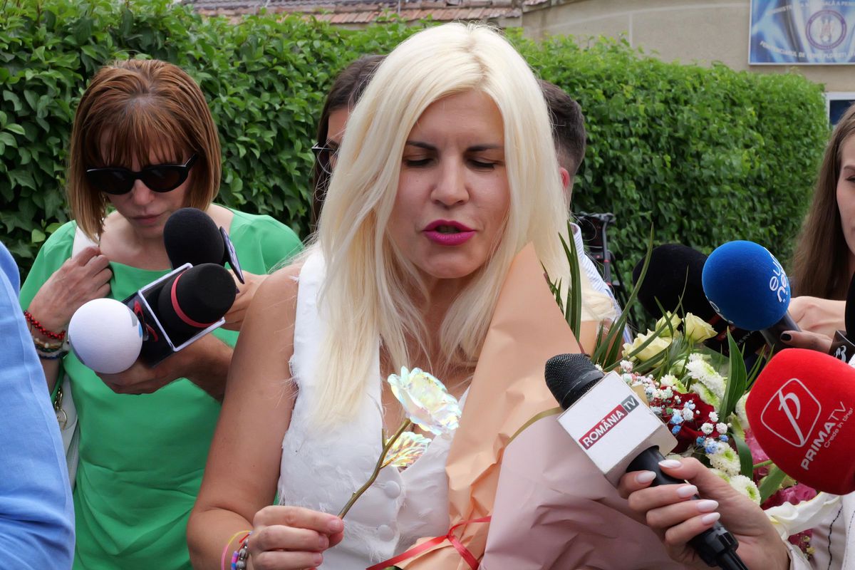 Elena Udrea a ieșit pe poarta Penitenciarului Târgșor, după 3 ani de detenție: „N-aș mai face Gala Bute” + „Îi mulțumesc lui Gigi Becali!” » Întâmpinată cu flori din plastic și bancnote