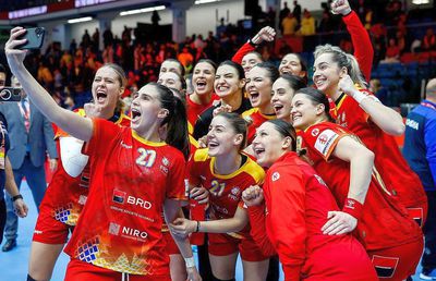S-a definitivat programul naționalei de handbal feminin din acest an » Orașele din țară în care joacă fetele lui Pera