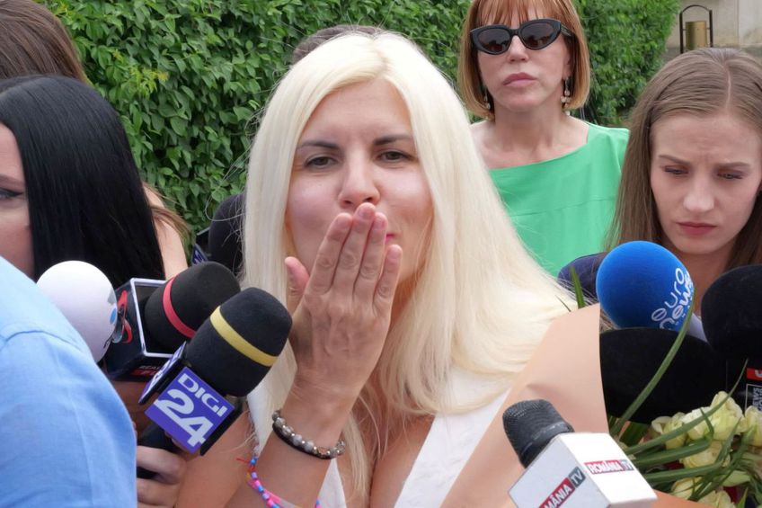 FOTO Elena Udrea a ieșit pe poarta Penitenciarului Târgșor, după 3 ani de detenție: „N-aș mai face Gala Bute” + „Îi mulțumesc lui Gigi Becali!” » Întâmpinată cu flori din plastic și bancnote