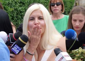 Elena Udrea a ieșit pe poarta Penitenciarului Târgșor, după 3 ani de detenție: „N-aș mai face Gala Bute” + „Îi mulțumesc lui Gigi Becali!” » Întâmpinată cu flori din plastic și bancnote