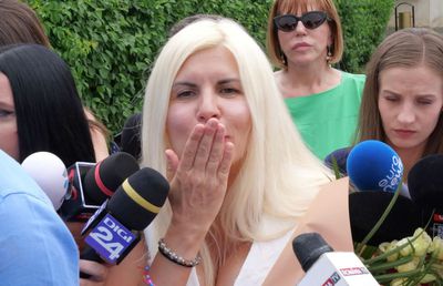 Elena Udrea a ieșit pe poarta Penitenciarului Târgșor, după 3 ani de detenție: „N-aș mai face Gala Bute” + „Îi mulțumesc lui Gigi Becali!” » Întâmpinată cu flori din plastic și bancnote