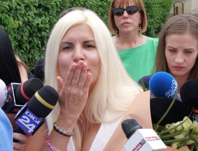 Elena Udrea a ieșit pe poarta Penitenciarului Târgșor, după 3 ani de detenție: „N-aș mai face Gala Bute” + „Îi mulțumesc lui Gigi Becali!” » Întâmpinată cu flori din plastic și bancnote