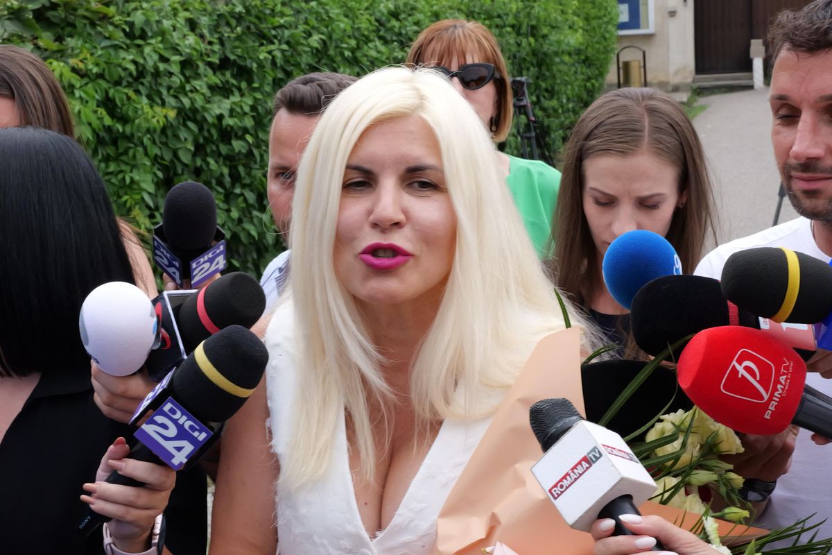 Elena Udrea a ieșit pe poarta Penitenciarului Târgșor, după 3 ani de detenție: „N-aș mai face Gala Bute” + „Îi mulțumesc lui Gigi Becali!” » Întâmpinată cu flori din plastic și bancnote