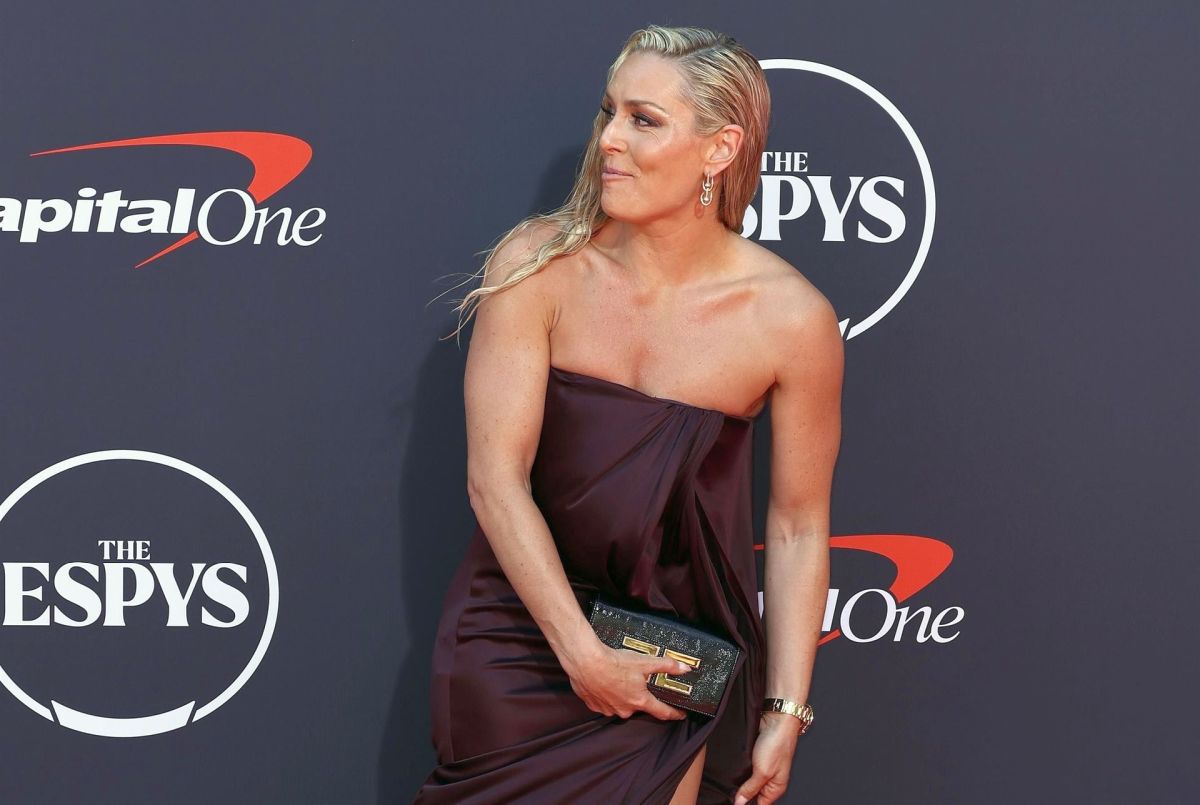 Moment stânjenitor pe covorul roșu » O pală de vânt i-a jucat feste campioanei Lindsey Vonn: secvența virală pe Internet