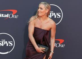 Moment stânjenitor pe covorul roșu » O pală de vânt i-a jucat feste campioanei Lindsey Vonn: secvența virală pe Internet
