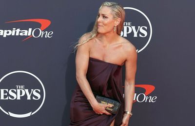 Moment stânjenitor pe covorul roșu » O pală de vânt i-a jucat feste campioanei Lindsey Vonn: secvența virală pe Internet