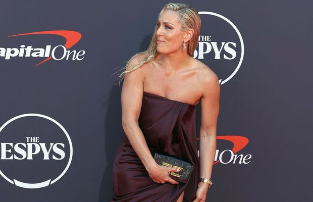 Moment stânjenitor pe covorul roșu » O pală de vânt i-a jucat feste campioanei Lindsey Vonn: secvența virală pe Internet