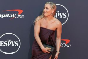 Moment stânjenitor pe covorul roșu » O pală de vânt i-a jucat feste campioanei Lindsey Vonn: secvența virală pe Internet