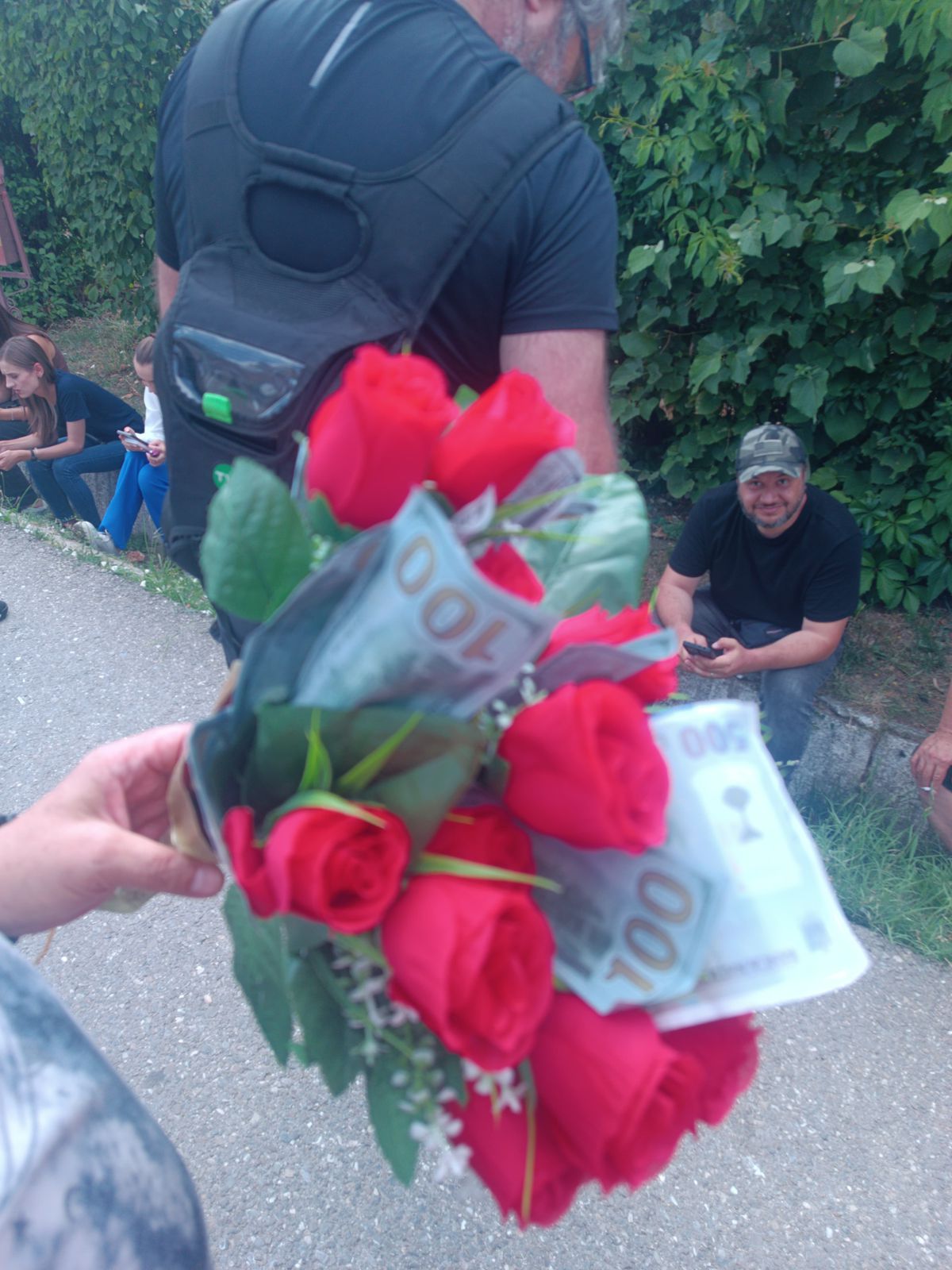 Elena Udrea a ieșit pe poarta Penitenciarului Târgșor, după 3 ani de detenție: „N-aș mai face Gala Bute” + „Îi mulțumesc lui Gigi Becali!” » Întâmpinată cu flori din plastic și bancnote