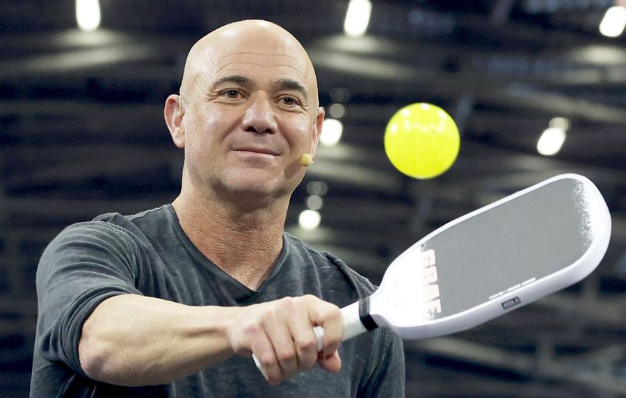 Andre Agassi cu o paletă de pickeball, foto: Guliver/gettyimages Andre Agassi, Kim Clijsters și vedete NBA toarnă bani într-un nou sport: „Elevat, cool, relevant”