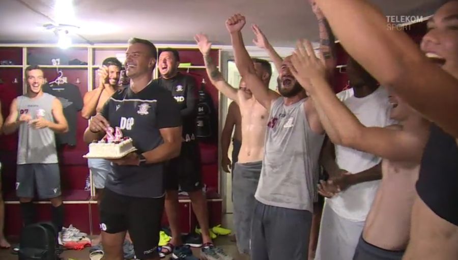 VIDEO Rapidiștii l-au surprins pe Daniel Pancu de ziua lui! Jucătorii i-au cântat în vestiar: „Le-am marcat viața”