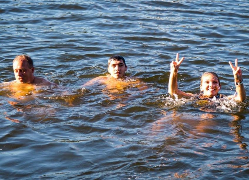 David Trunda, Cosmin Diaconeasa și Simona Halep în Vltava FOTO Simona Halep Instagram