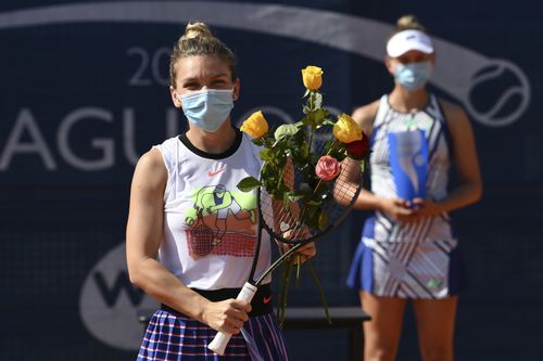 Simona Halep a primit trandafiri în rachetă ala festivitatea de premiere, toc mai pentru a se respecta distanțarea FOTO Guliver/GettyImages