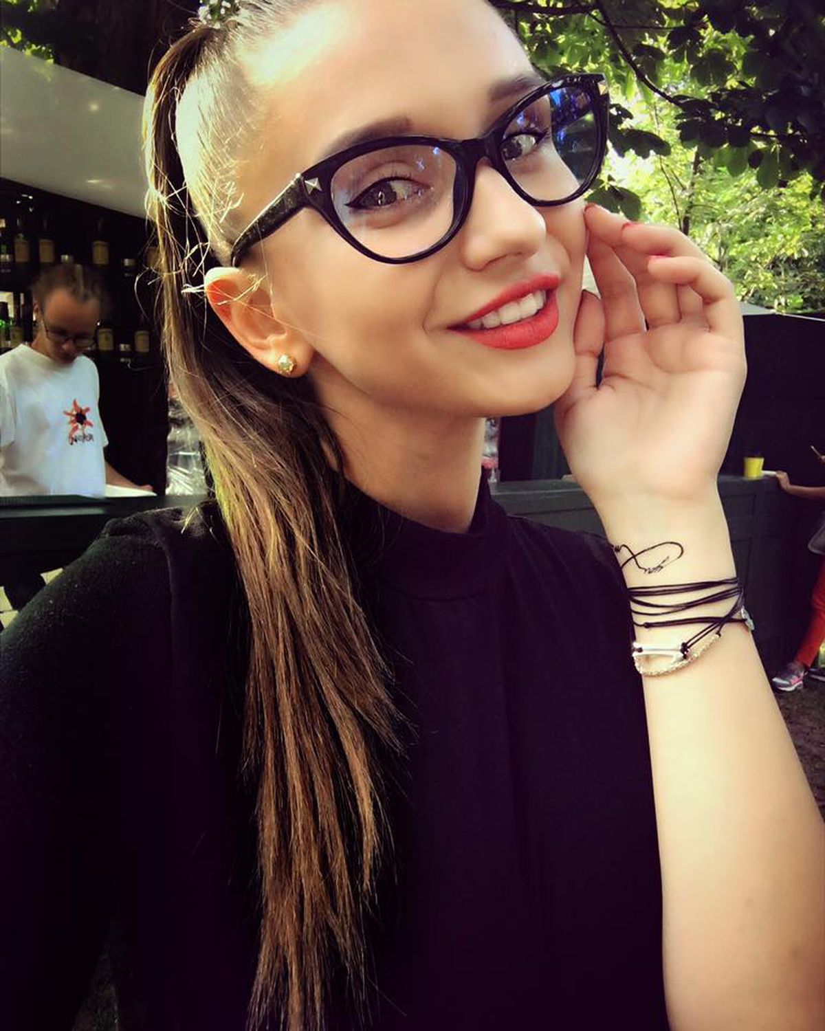 GALERIE FOTO. Debut pe micile ecrane » Fata lui Bodescu de la FRF, angajata lui Pandele!