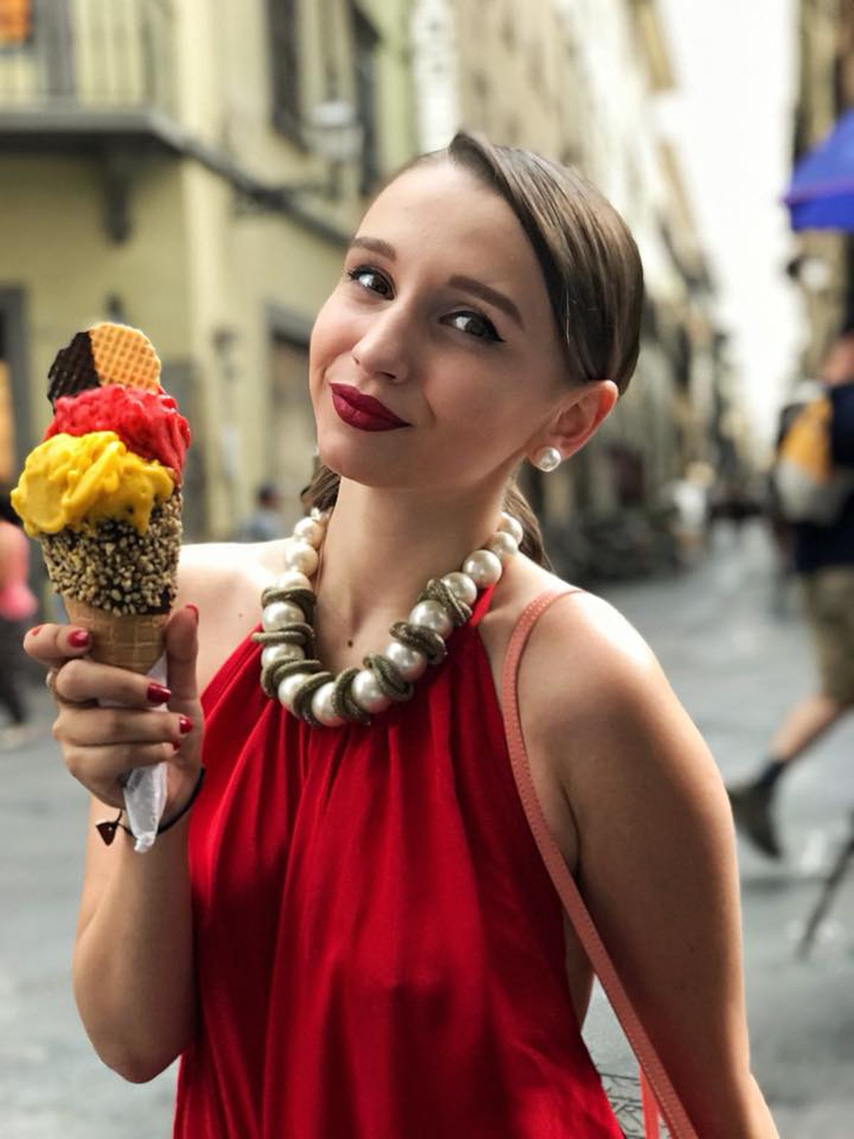 GALERIE FOTO. Debut pe micile ecrane » Fata lui Bodescu de la FRF, angajata lui Pandele!