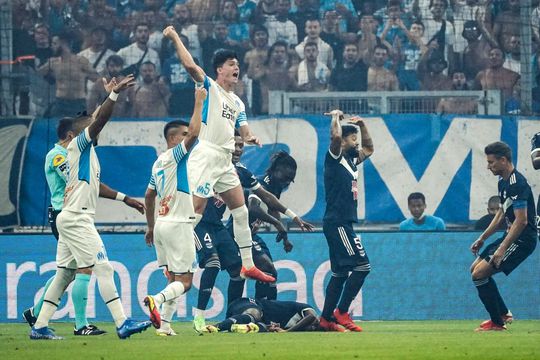 FOTO Samuel Kalu le-a dat emoții mari tuturor la partida din Ligue 1, panica declanșându-se pe gazon / Sursă foto: Imago Images