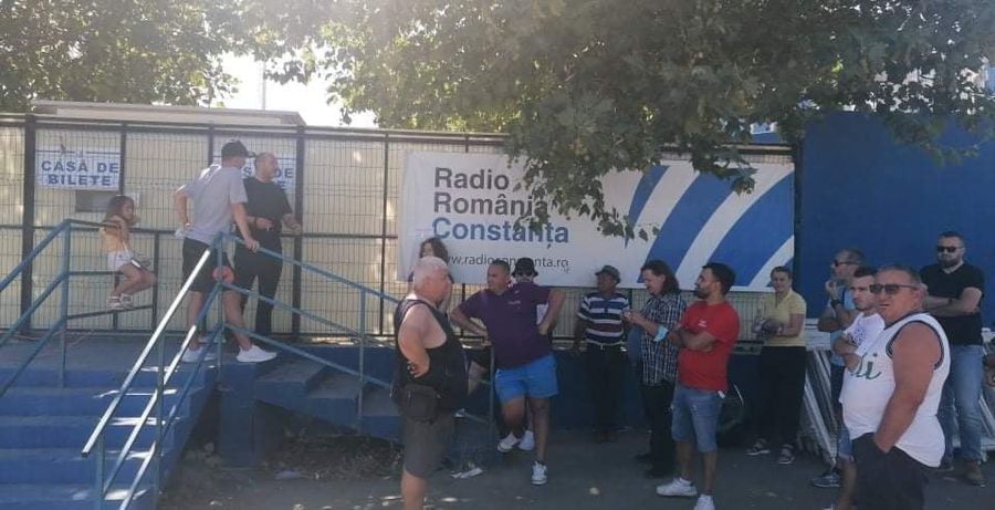 Fanii lui Dinamo, în număr mare la casa de bilete! Au așteptat mai mult de o oră deschiderea caselor, iar suporterii Farului au sărit în ajutorul lor
