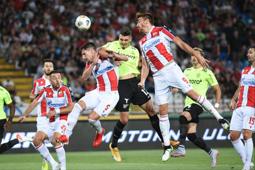 Denis Ciobotariu (centru, în duelul aerian), în Steaua Roșie Belgrad - CFR Cluj // foto: Imago