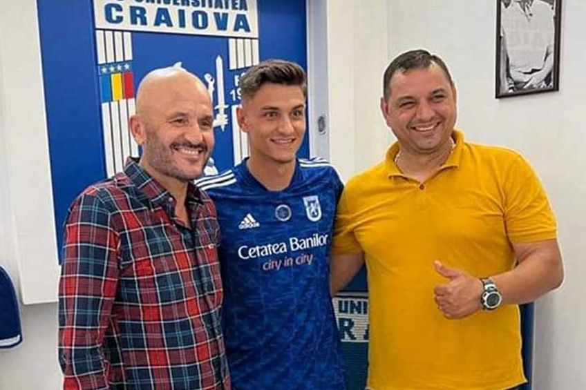 George Ganea a semnat cu FCU Craiova în prezența lui Ionel Ganea și a lui Mititelu. Foto: editie.ro