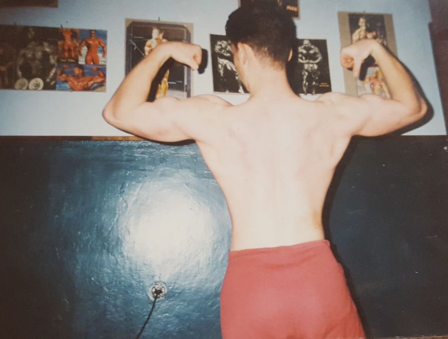 Adrian Sveduneac, în adolescență, în fața posterelor cu culturiști faimoși Mărturie-șoc din culisele sălilor de fitness din România: „M-am dopat 11 ani, devenisem agresiv chiar și cu copiii mei. Am făcut cancer la rinichi și la plămâni din cauza steroizilor”