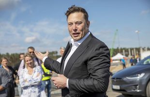Elon Musk a postat pe Twitter că o cumpără pe Manchester United, apoi i-a dezamăgit complet pe englezi