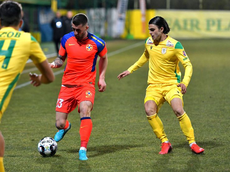 Vlad Mitrea (dreapta), într-un meci de Superliga cu FCSB