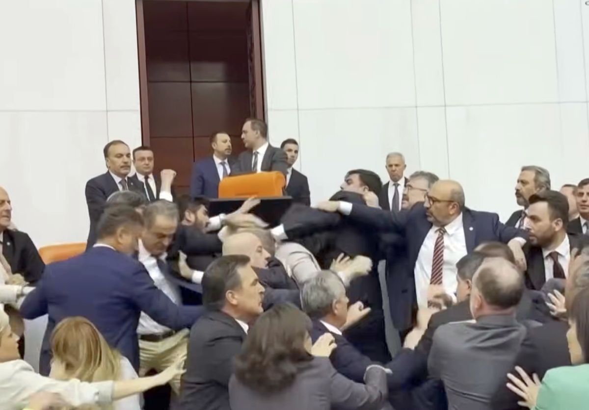 Un fost fotbalist a provocat o bătaie generală în parlamentul Turciei: pumni, sânge pe podea și acuzații de terorism!