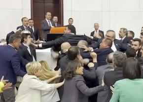 Un fost fotbalist a provocat o bătaie generală în parlamentul Turciei: pumni, sânge pe podea și acuzații de terorism!